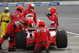 Ryan Briscoe pits for repairs at Motegi