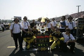 Ho-Pin Tung's crew send him a message