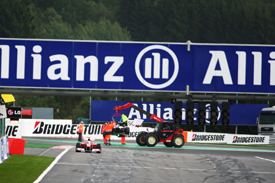 Rubens Barrichello's Williams is craned away after his Spa crash