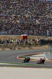 Andrea Dovizioso chases Ben Spies at Aragon