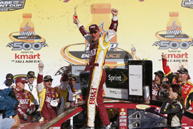 Clint Bowyer wins at Talladega