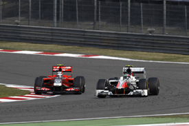 Tonio Liuzzi races with Jerome D'Ambrosio in China