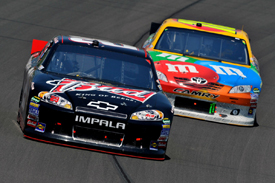 Kevin Harvick races Kyle Busch at Kansas