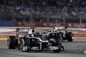 Pastor Maldonado leads Williams team-mate Rubens Barrichello, Singapore 2011