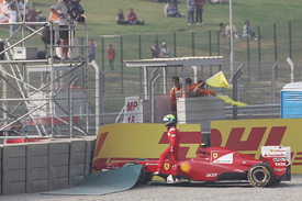 Felipe Massa crashes in Buddh qualifying