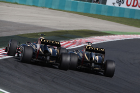 Kimi Raikkonen bangs wheels with Romain Grosjean in Hungary