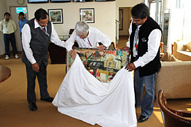 Ecclestone opens a present