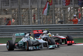 Nico Rosberg races with Sergio Perez, Bahrain GP 2013, Sakhir