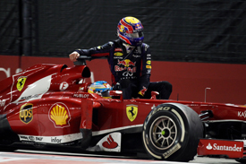Mark Webber has a lift on Fernando Alonso's Ferrari, Singapore GP 2013