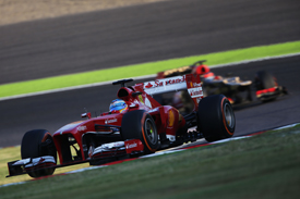 Fernando Alonso, Ferrari, leads Kimi Raikkonen, Lotus, Japanese GP 2013, Suzuka