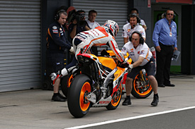 Pedrosa pits to change bikes