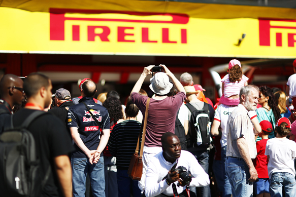 Fans in Spanish GP pitlane 2014