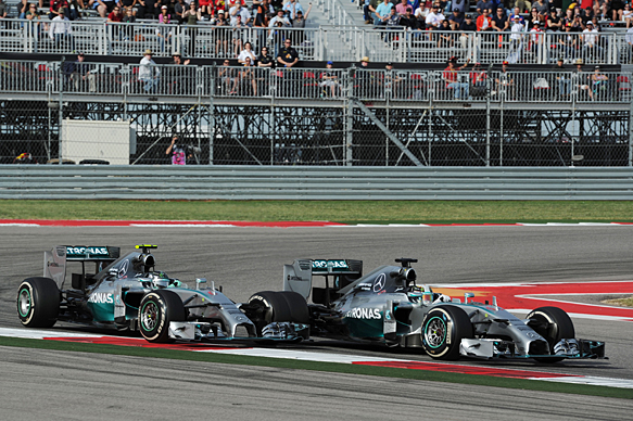 Lewis Hamilton passes Nico Rosberg, Mercedes, US GP 2014, Austin