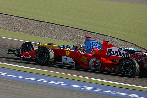 Fernando Alonso, Renault, passes Michael Schumacher, Ferrari, Bahrain GP 2006