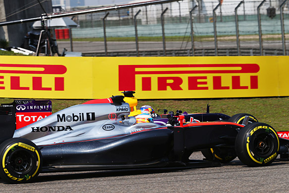 Fernando Alonso, McLaren, races Daniel Ricciardo, Red Bull, Chinese GP 2015, Shanghai