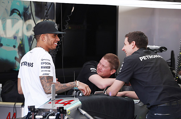 Lewis Hamilton with his mechanics, Monaco GP 2015