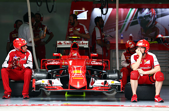Ferrari mechanics, F1 2015