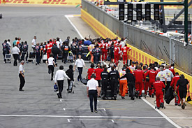 Formula 1 mechanics clear the grid, F1 2015