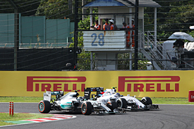 Nico Rosberg, Mercedes, passes Valtteri Bottas, Williams, Japanese GP 2015, Suzuka
