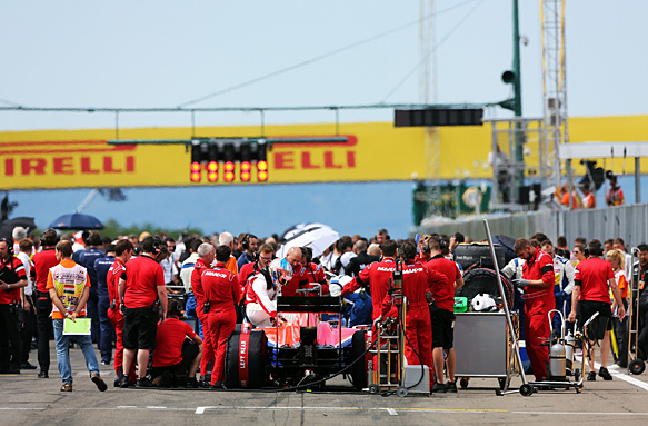 F1 mechanics on the grid, 2015