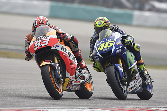 Marc Marquez, Honda, races Valentino Rossi, Yamaha, Sepang MotoGP 2015