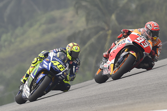 Marc Marquez, Honda, races Valentino Rossi, Yamaha, Sepang MotoGP 2015
